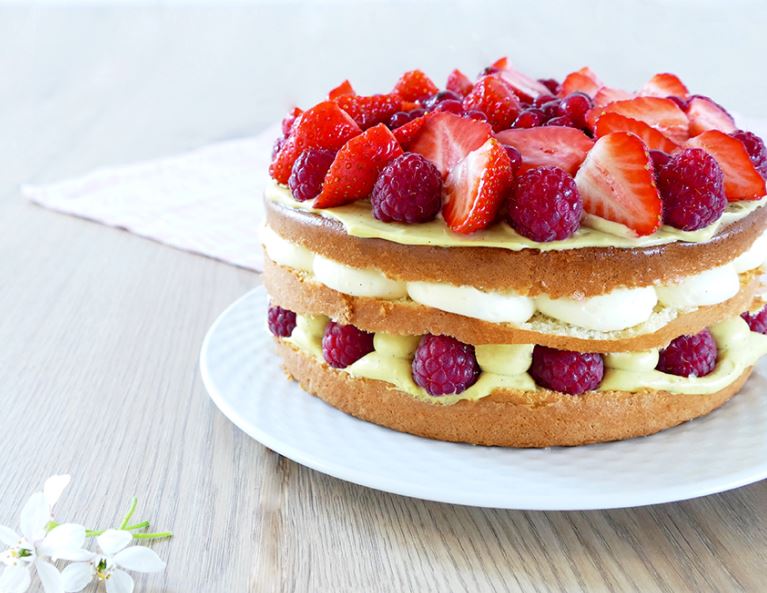 Layer cake à la vanille, pistache et fruits rouges