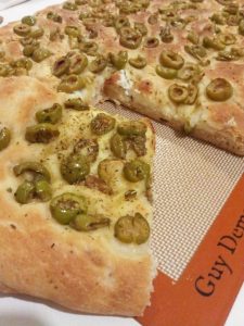 Focaccia olives fromage