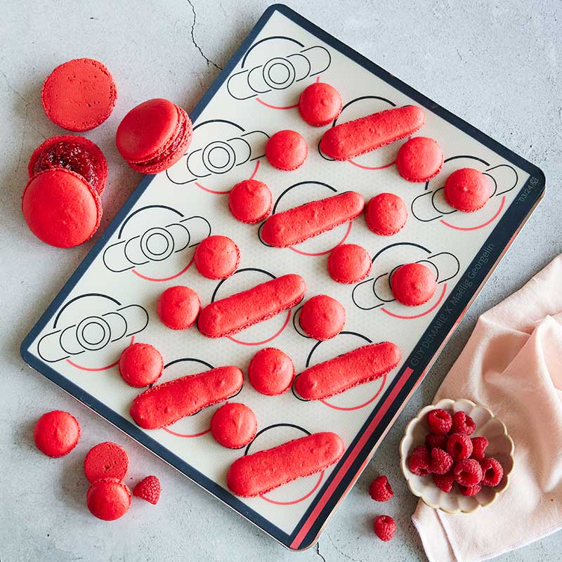 Des macarons parfaitement réalisés sur la toile de cuisson macarons ! 